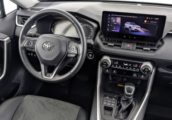 Подержанный автомобиль Toyota RAV4 2024 года (30 фото)