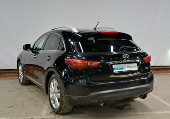 Подержанный автомобиль Infiniti QX70 2013 года (7 фото)