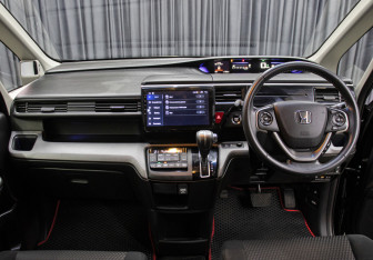 Подержанный автомобиль Honda Stepwgn 2016 года (17 фото)