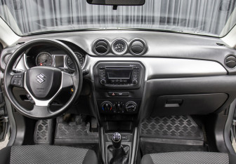 Подержанный автомобиль Suzuki Vitara 2015 года (14 фото)