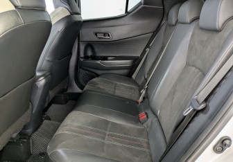 Подержанный автомобиль Toyota C-HR 2021 года (12 фото)