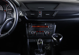 Подержанный автомобиль BMW X1 2012 года (14 фото)