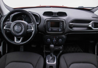 Подержанный автомобиль Jeep Renegade 2017 года (13 фото)