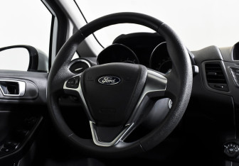 Подержанный автомобиль Ford Fiesta Sedan 2016 года (13 фото)