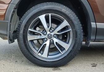 Подержанный автомобиль Toyota RAV4 2017 года (9 фото)