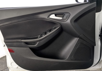 Подержанный автомобиль Ford Focus Hatchback 2017 года (19 фото)