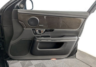 Подержанный автомобиль Jaguar XJ 2019 года (25 фото)