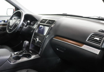 Подержанный автомобиль Ford Explorer 2018 года (6 фото)
