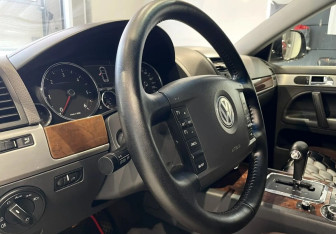 Подержанный автомобиль Volkswagen Touareg 2007 года (13 фото)