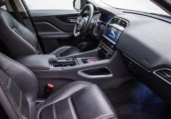 Подержанный автомобиль Jaguar F-Pace 2018 года (9 фото)