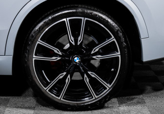 Подержанный автомобиль BMW X5 2025 года (15 фото)