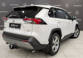 Подержанный автомобиль Toyota RAV4 2021 года (5 фото)