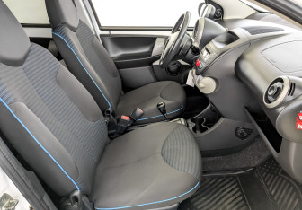 Подержанный автомобиль Peugeot 107 2013 года (23 фото)