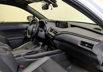 Подержанный автомобиль Lexus UX 2018 года (11 фото)