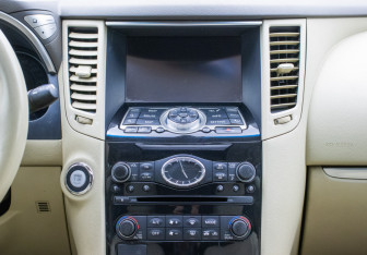 Подержанный автомобиль Infiniti QX70 2013 года (14 фото)