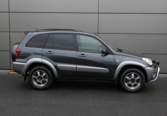 Подержанный автомобиль Toyota RAV4 2004 года (4 фото)