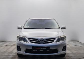 Подержанный автомобиль Toyota Corolla Sedan 2011 года (8 фото)