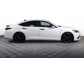 Подержанный автомобиль Lexus ES 2018 года (4 фото)