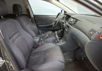 Подержанный автомобиль Toyota Corolla Hatchback 2004 года (10 фото)