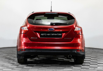 Подержанный автомобиль Ford Focus Hatchback 2014 года (6 фото)