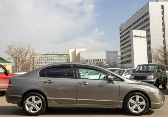 Подержанный автомобиль Honda Civic Sedan 2008 года (3 фото)