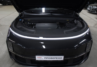 Подержанный автомобиль LiXiang L9 2023 года (9 фото)