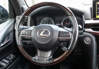 Подержанный автомобиль Lexus LX 2017 года (18 фото)