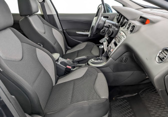 Подержанный автомобиль Peugeot 308 Hatchback 2010 года (23 фото)