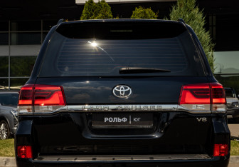Подержанный автомобиль Toyota Land Cruiser Suv 2018 года (32 фото)