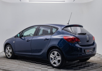 Подержанный автомобиль Opel Astra Hatchback 2011 года (3 фото)