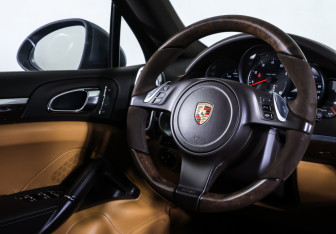 Подержанный автомобиль Porsche Cayenne 2012 года (13 фото)