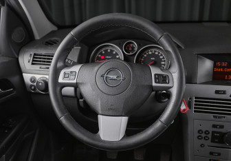 Подержанный автомобиль Opel Astra Sedan 2011 года (12 фото)