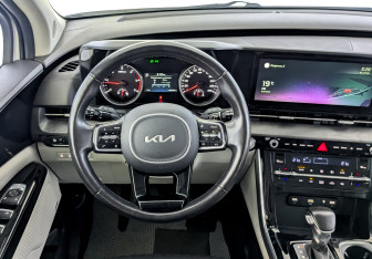 Подержанный автомобиль Kia Carnival 2022 года (22 фото)