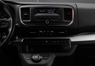 Подержанный автомобиль Peugeot Traveller 2021 года (13 фото)