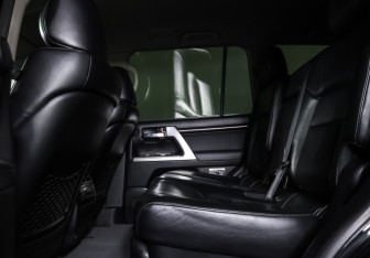 Подержанный автомобиль Toyota Land Cruiser Suv 2012 года (12 фото)