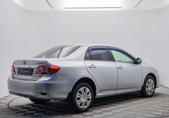 Подержанный автомобиль Toyota Corolla Sedan 2011 года (5 фото)