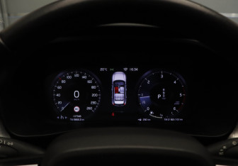 Подержанный автомобиль Volvo XC40 2020 года (15 фото)