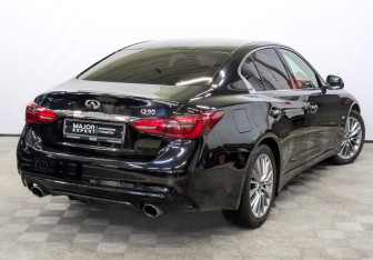 Подержанный автомобиль Infiniti Q50 2017 года (5 фото)