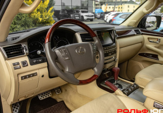 Подержанный автомобиль Lexus LX 2013 года (19 фото)