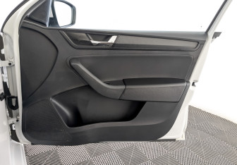 Подержанный автомобиль Skoda Rapid Liftback 2017 года (24 фото)