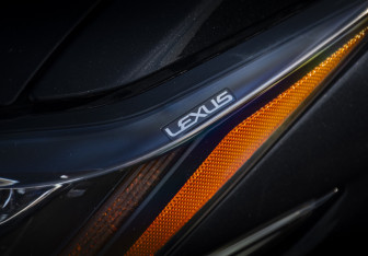 Подержанный автомобиль Lexus ES 2018 года (3 фото)