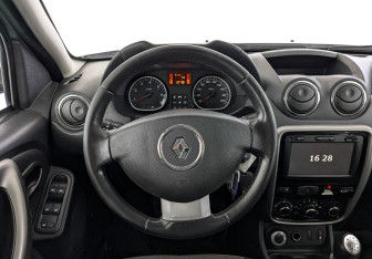 Подержанный автомобиль Renault Duster 2015 года (22 фото)