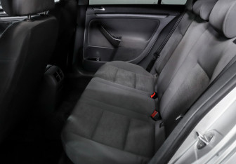 Подержанный автомобиль Volkswagen Golf Hatchback 2005 года (10 фото)