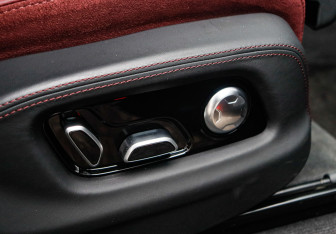 Подержанный автомобиль Hongqi E-HS9 2023 года (10 фото)