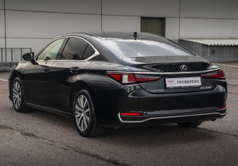 Подержанный автомобиль Lexus ES 2018 года (7 фото)
