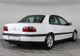 Подержанный автомобиль Opel Omega Sedan 1996 года (3 фото)