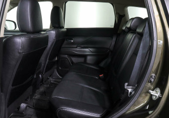 Подержанный автомобиль Mitsubishi Outlander 2016 года (13 фото)