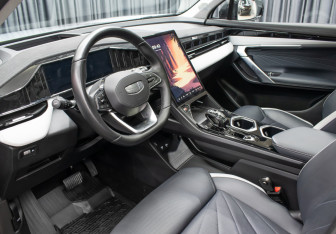 Подержанный автомобиль Geely Atlas 2024 года (17 фото)