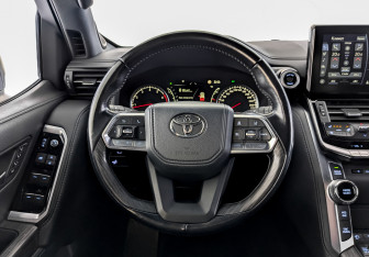 Подержанный автомобиль Toyota Land Cruiser Suv 2021 года (22 фото)