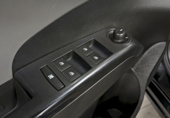 Подержанный автомобиль Chevrolet Aveo Sedan 2013 года (12 фото)
